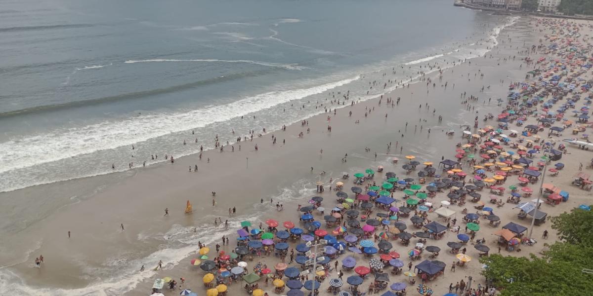 O munícipe afirma que quem não chega cedo para colocar seus próprios equipamentos acaba ficando sem espaço na areia