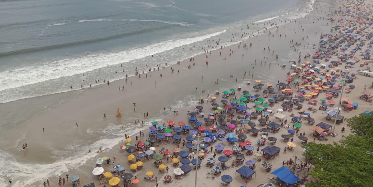 A Praia do Gonzaguinha, em São Vicente, voltou a ter 'demarcação' da faixa de areia e cobrança de consumação mínima por parte dos ambulantes; comerciantes contestam