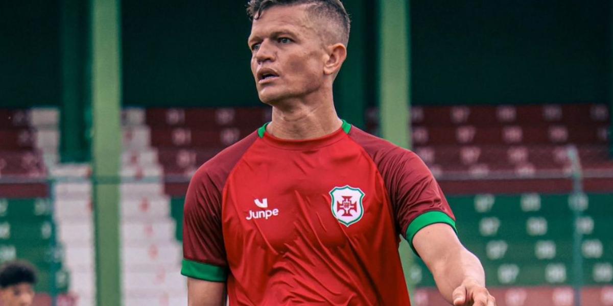 Douglas Alemão treina com a Briosa para o jogo contra a Itapirense