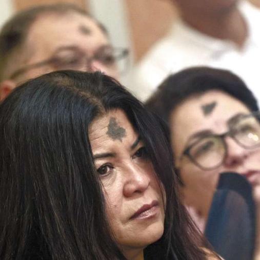 Imposição de cinzas na testa dos fiéis simboliza a transitoriedade da vida humana