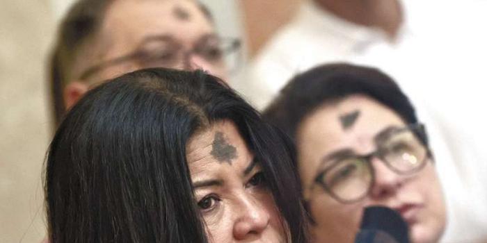 Imposição de cinzas na testa dos fiéis simboliza a transitoriedade da vida humana