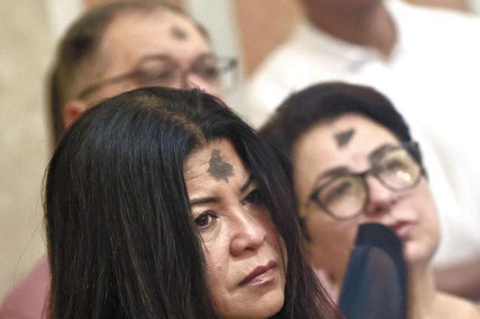 Imposição de cinzas na testa dos fiéis simboliza a transitoriedade da vida humana