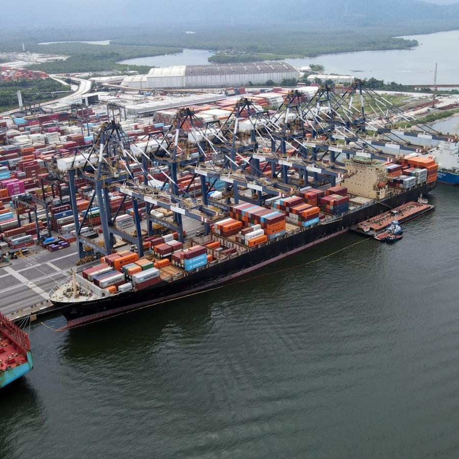 Porta-contêineres Seaspan Empire bateu em duas balsas na noite de segunda-feira; ele tem 294 metros de comprimento por 32 de largura