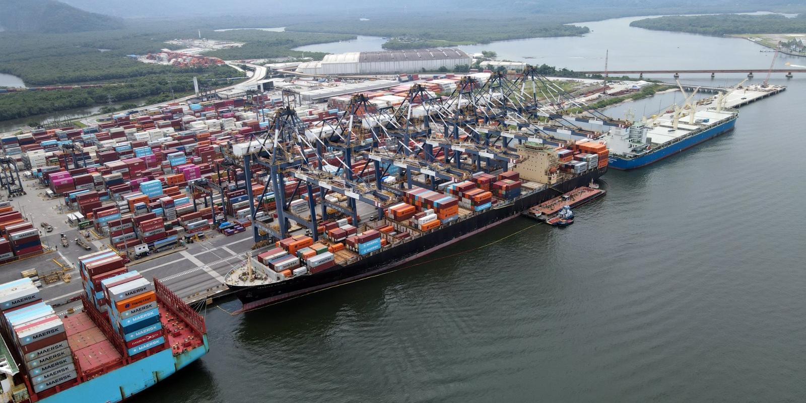 Porta-contêineres Seaspan Empire bateu em duas balsas na noite de segunda-feira; ele tem 294 metros de comprimento por 32 de largura