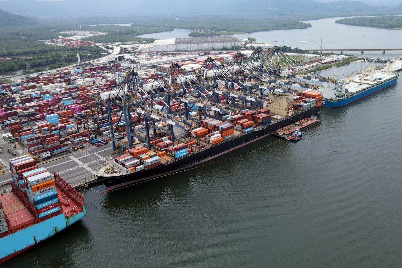 Porta-contêineres Seaspan Empire bateu em duas balsas na noite de segunda-feira; ele tem 294 metros de comprimento por 32 de largura