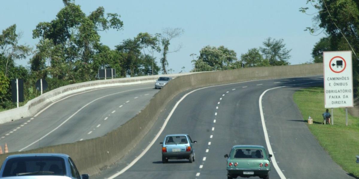 Um dos equívocos mais frequentes é acreditar que, por estar na velocidade máxima permitida, o motorista pode permanecer na faixa da esquerda