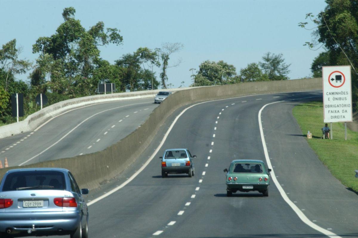 Um dos equívocos mais frequentes é acreditar que, por estar na velocidade máxima permitida, o motorista pode permanecer na faixa da esquerda