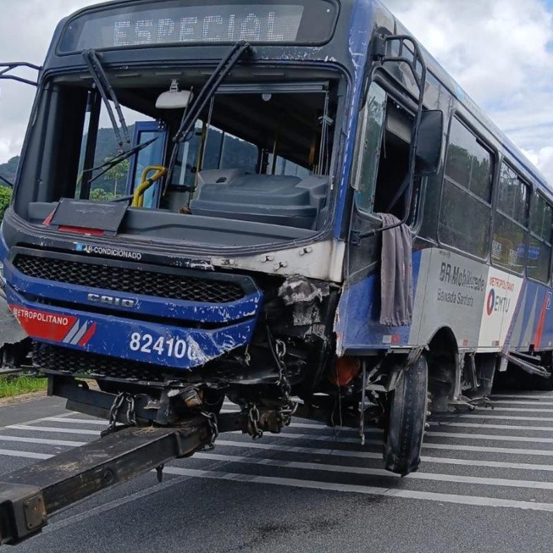Ônibus intermunicipal ficou parcialmente destruído e precisou ser removido para um bairro próximo