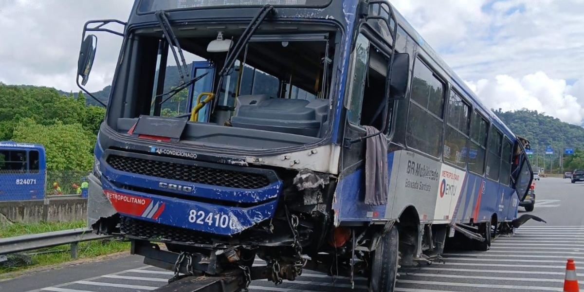 Ônibus intermunicipal ficou parcialmente destruído e precisou ser removido para um bairro próximo