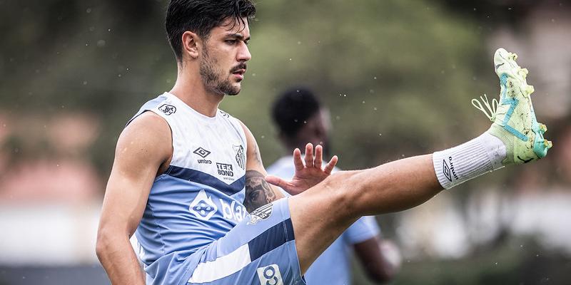 Contratado em julho de 2023, João Basso nunca se firmou como titular no Santos