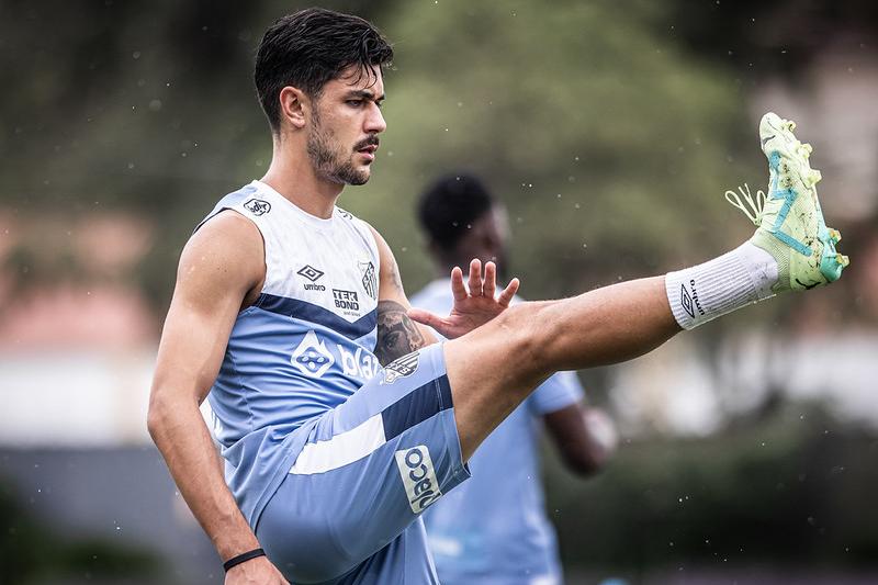 Contratado em julho de 2023, João Basso nunca se firmou como titular no Santos