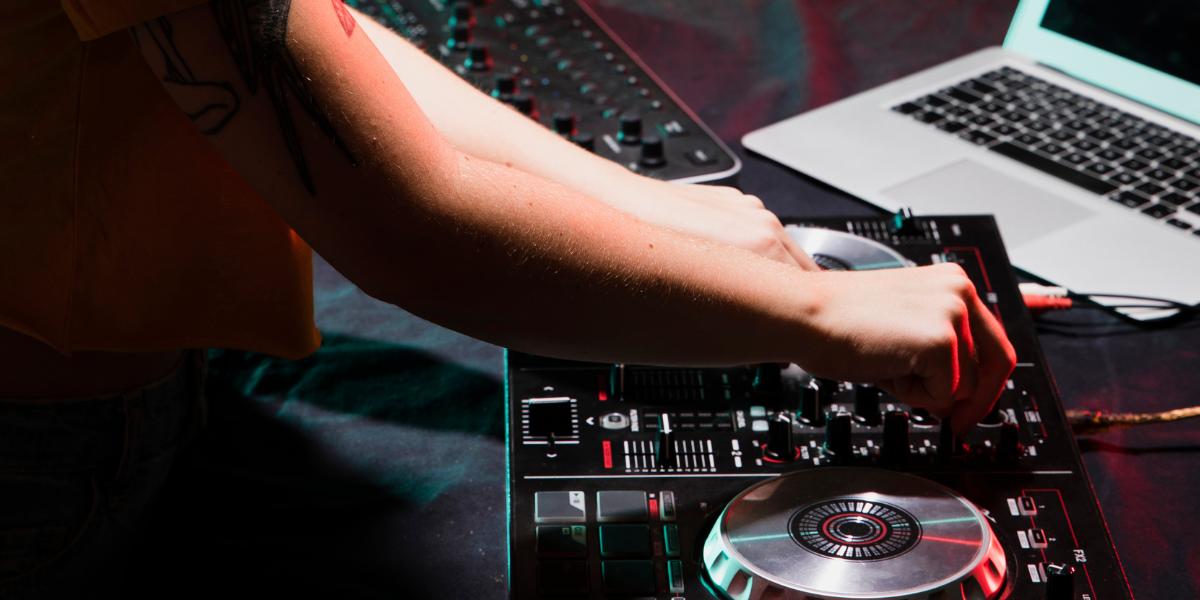 As origens da moderna música eletrônica remontam ainda à década de 1940, com raízes no erudito