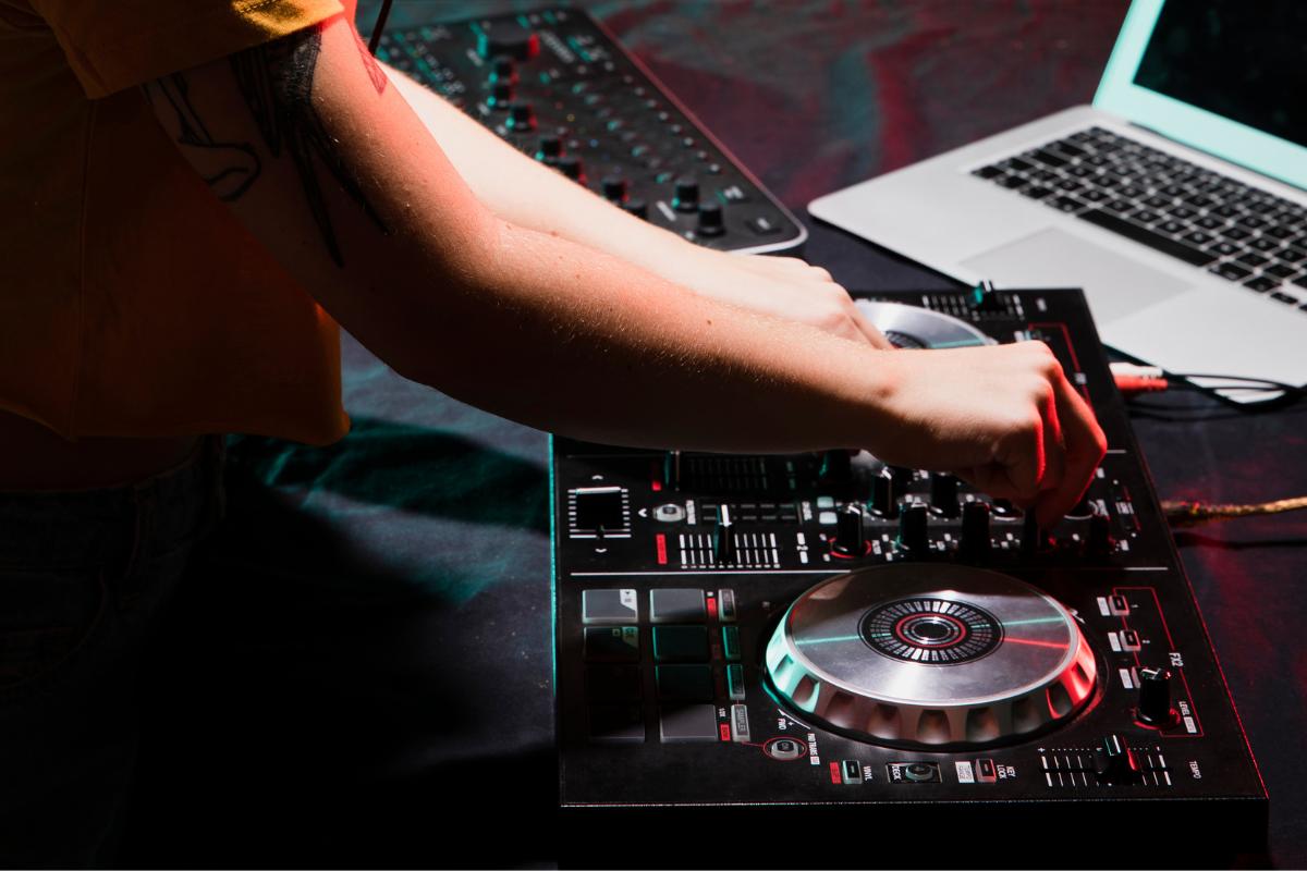 As origens da moderna música eletrônica remontam ainda à década de 1940, com raízes no erudito