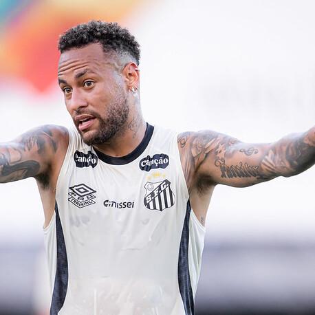 Neymar tem contrato com o Santos até o final da temporada e deixou o futuro em aberto