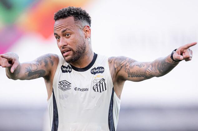 Neymar tem contrato com o Santos até o final da temporada e deixou o futuro em aberto