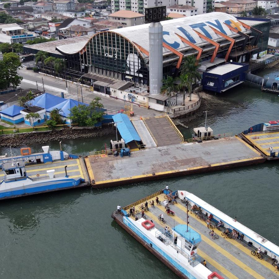 Balsas são avisadas pela Praticagem sobre a passagem dos navios e devem interromper a travessia no canal de navegação por segurança