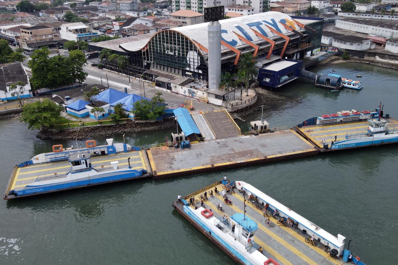 Balsas são avisadas pela Praticagem sobre a passagem dos navios e devem interromper a travessia no canal de navegação por segurança