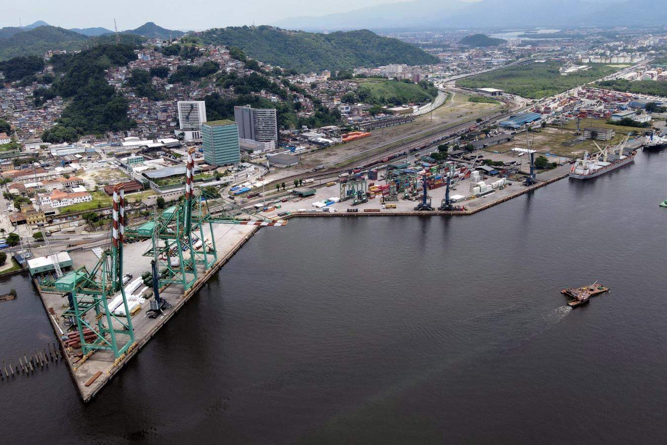 The megaterminal is considered the largest port lease in Brazil, with investments of R$ 6.45 billion over 25 years; the occupied area is located at the Saboó quay, in Santos