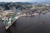 The megaterminal is considered the largest port lease in Brazil, with investments of R$ 6.45 billion over 25 years; the occupied area is located at the Saboó quay, in Santos