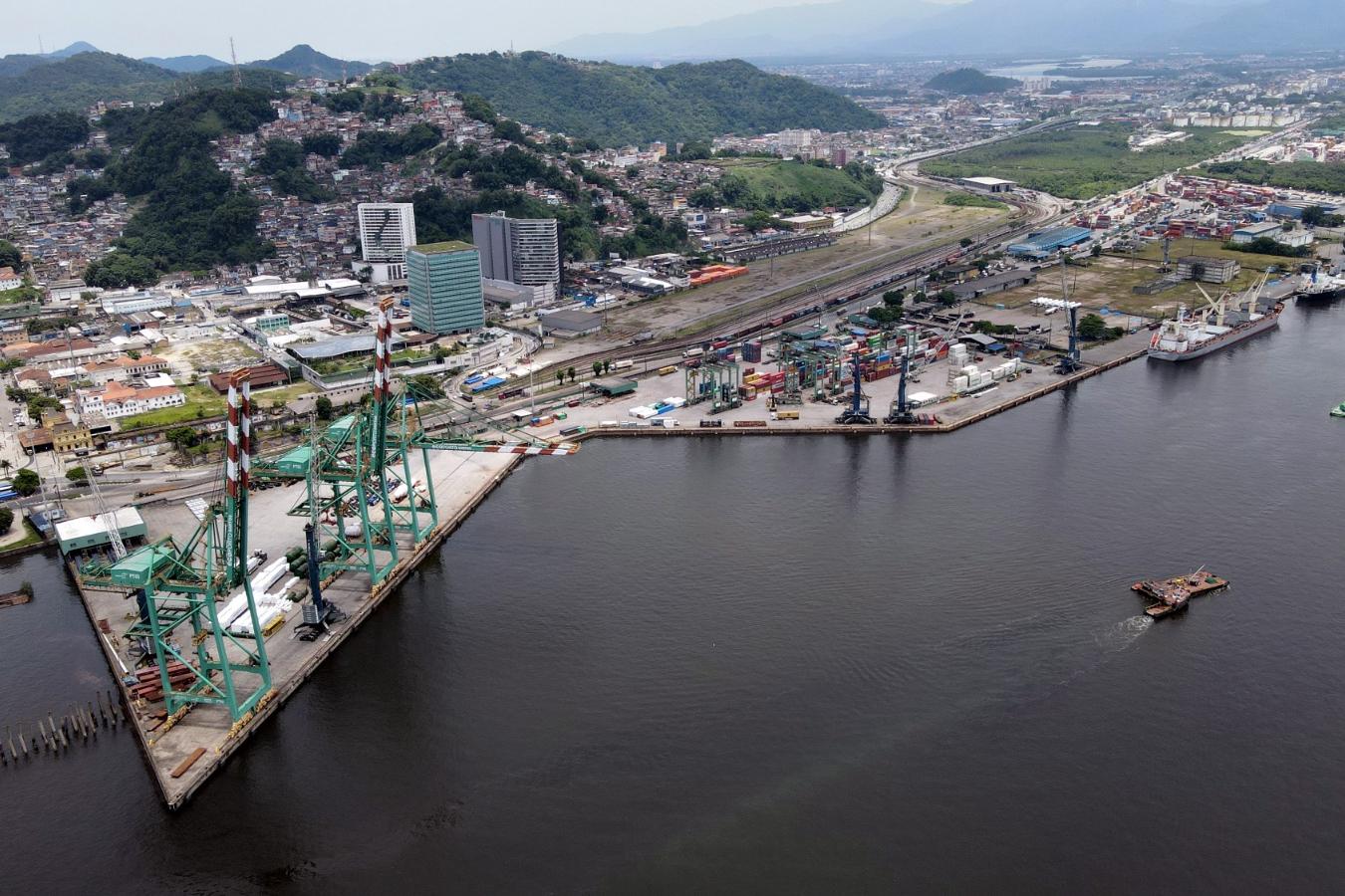 The megaterminal is considered the largest port lease in Brazil, with investments of R$ 6.45 billion over 25 years; the occupied area is located at the Saboó quay, in Santos