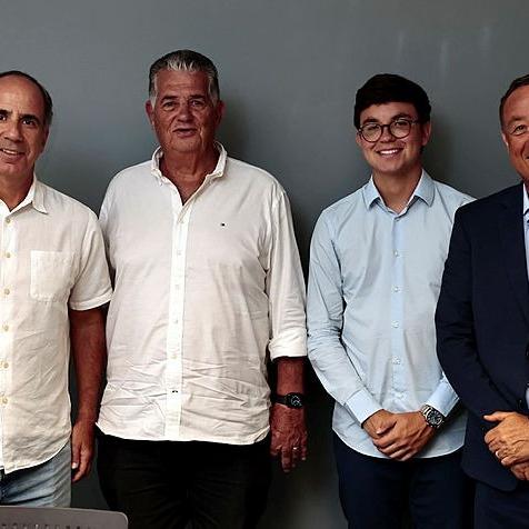 Diretor-presidente de A Tribuna, Marcos Clemente Santini recebeu nesta quinta (19) Geraldo Pierotti e os triatletas João Andrade e Yuri Andrade