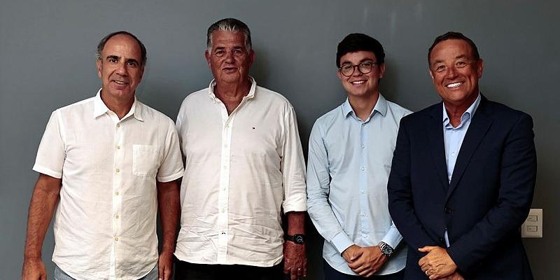 Diretor-presidente de A Tribuna, Marcos Clemente Santini recebeu nesta quinta (19) Geraldo Pierotti e os triatletas João Andrade e Yuri Andrade