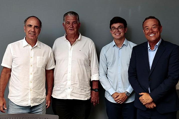 Diretor-presidente de A Tribuna, Marcos Clemente Santini recebeu nesta quinta (19) Geraldo Pierotti e os triatletas João Andrade e Yuri Andrade