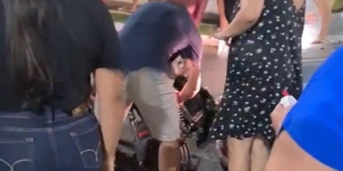 Motociclista fica ferida após colisão com caminhão em Praia Grande