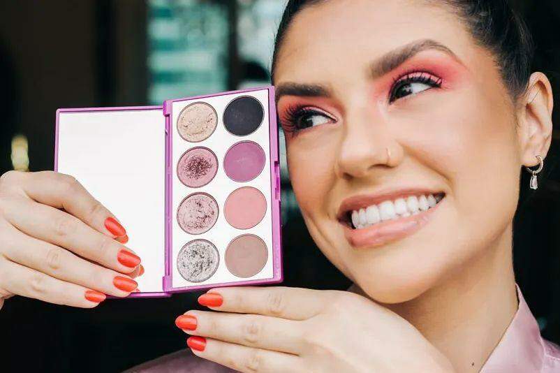 Confira dicas de uma make rosa, para se despedir de outubro
