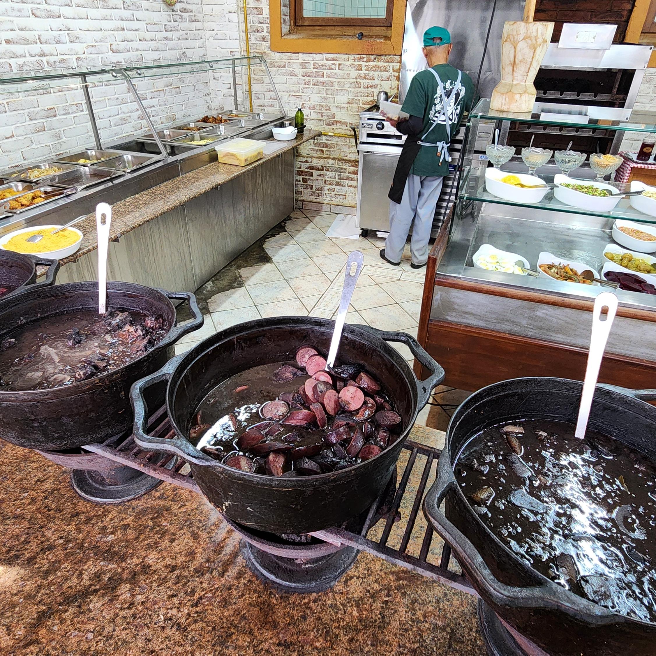 Feijoada, quartas e sábados, tem as carnes separadas; há ainda bufê de saladas, pratos quentes e chapa