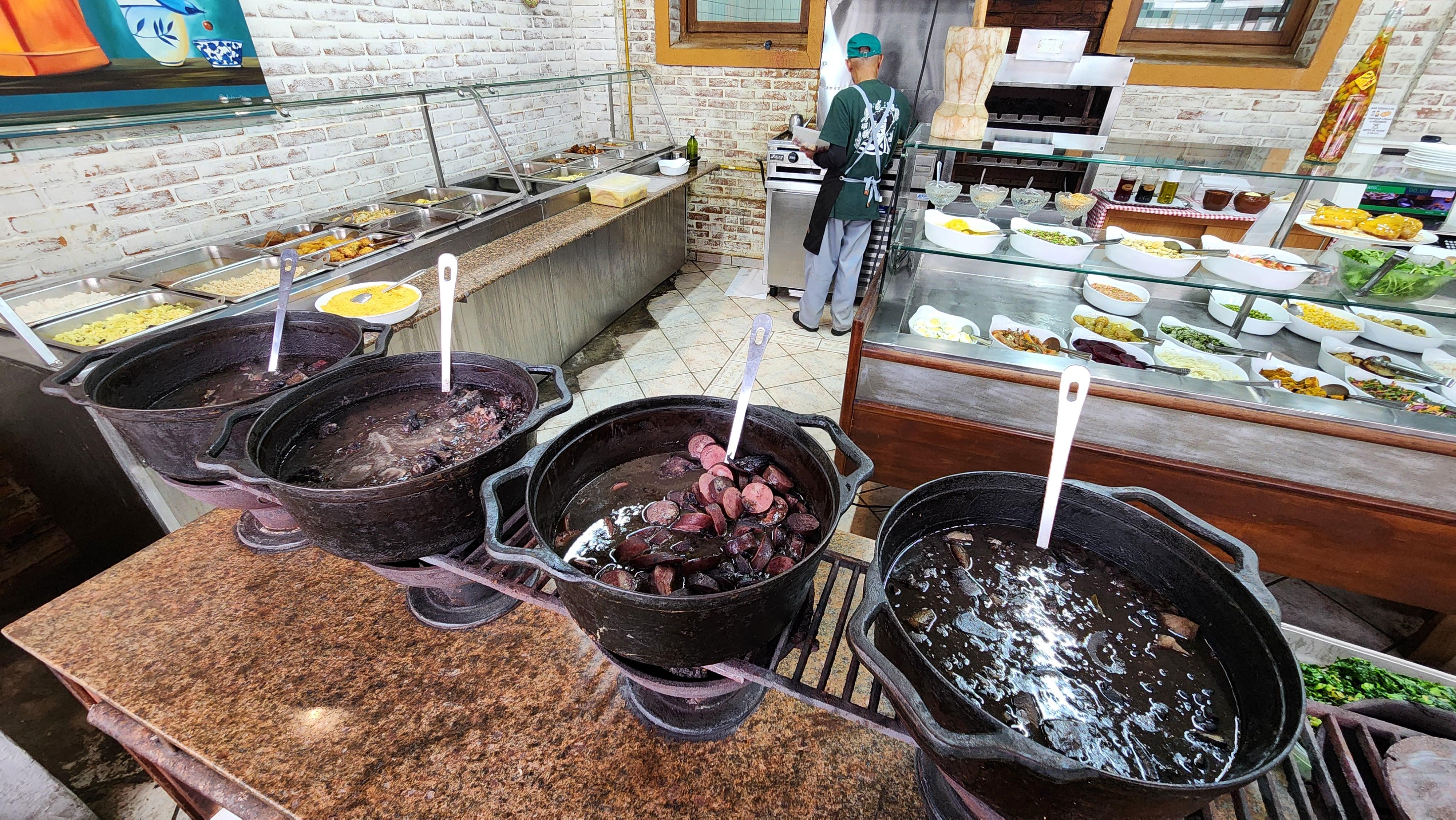 Feijoada, quartas e sábados, tem as carnes separadas; há ainda bufê de saladas, pratos quentes e chapa
