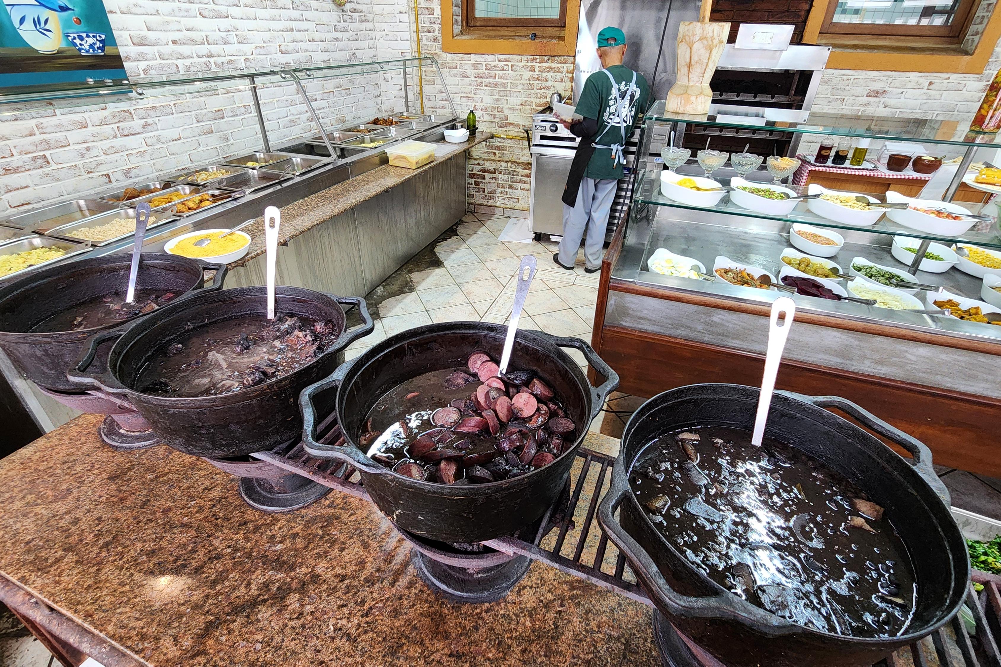 Feijoada, quartas e sábados, tem as carnes separadas; há ainda bufê de saladas, pratos quentes e chapa