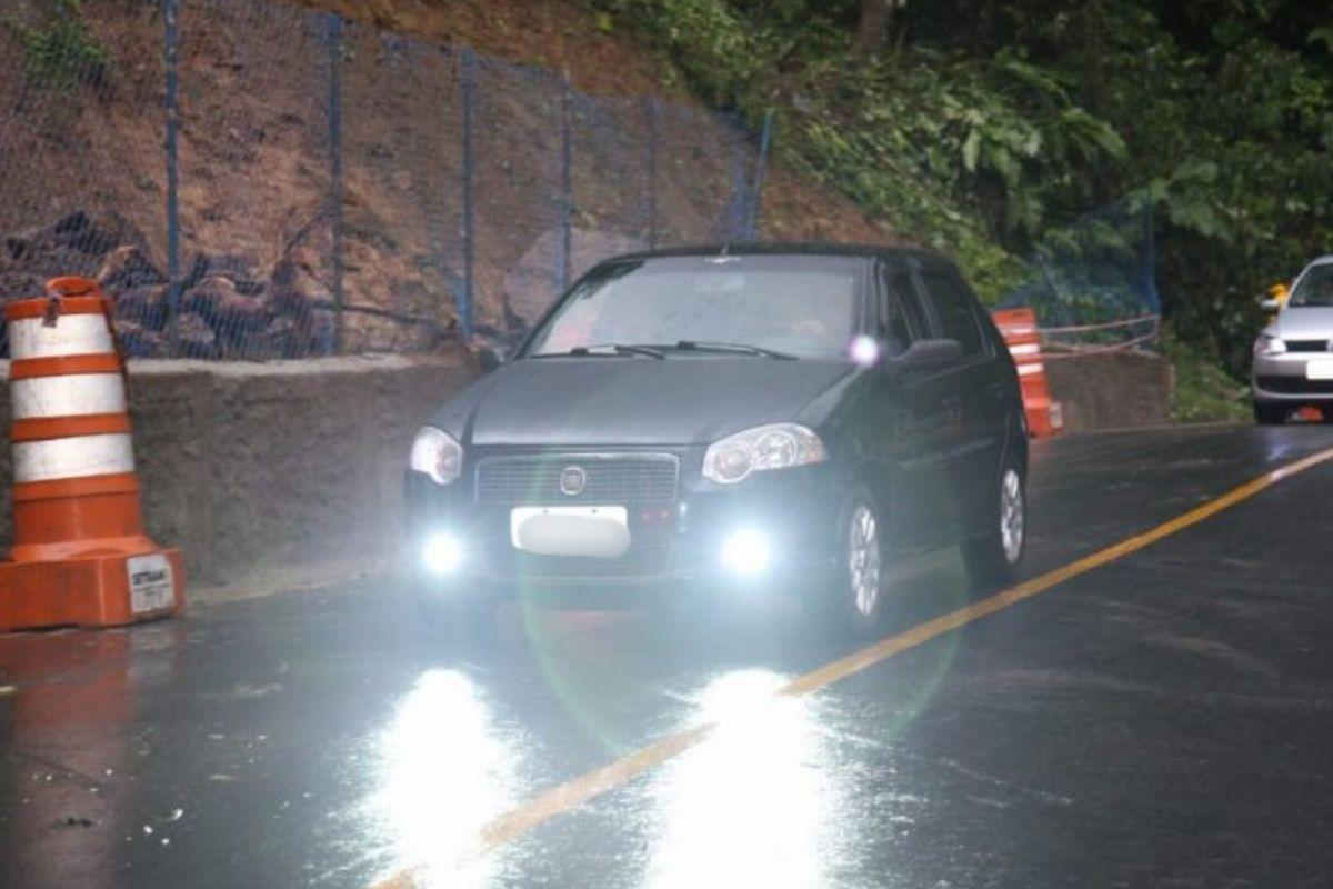 Defesa Civil interdita preventivamente trecho de serra na estrada do Guaraú, em Peruíbe