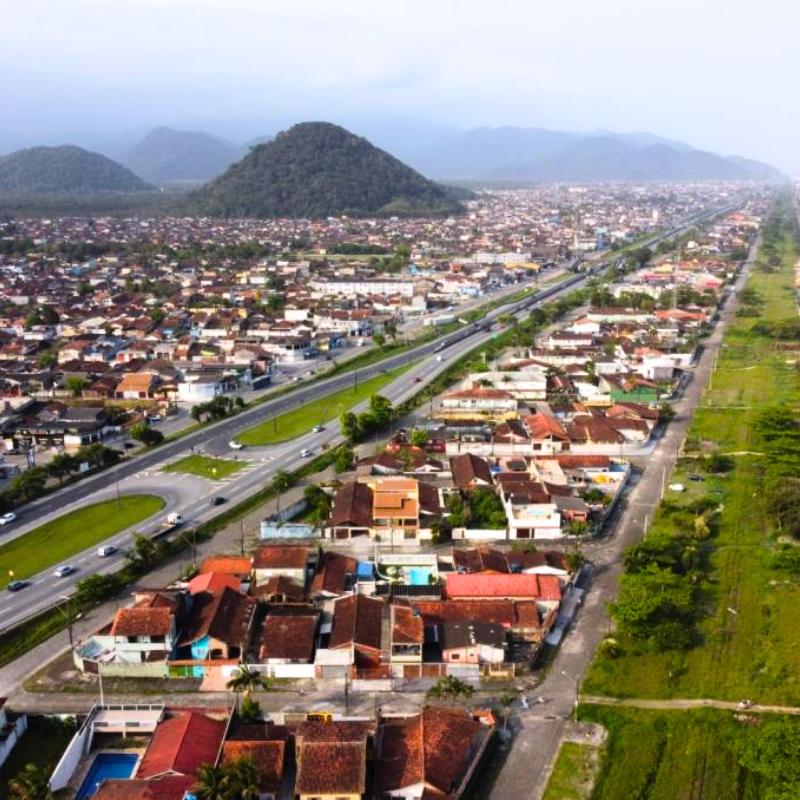 O trecho ferroviário que passa por Mongaguá faz parte do ramal Santos–Cajati, considerado inoperante