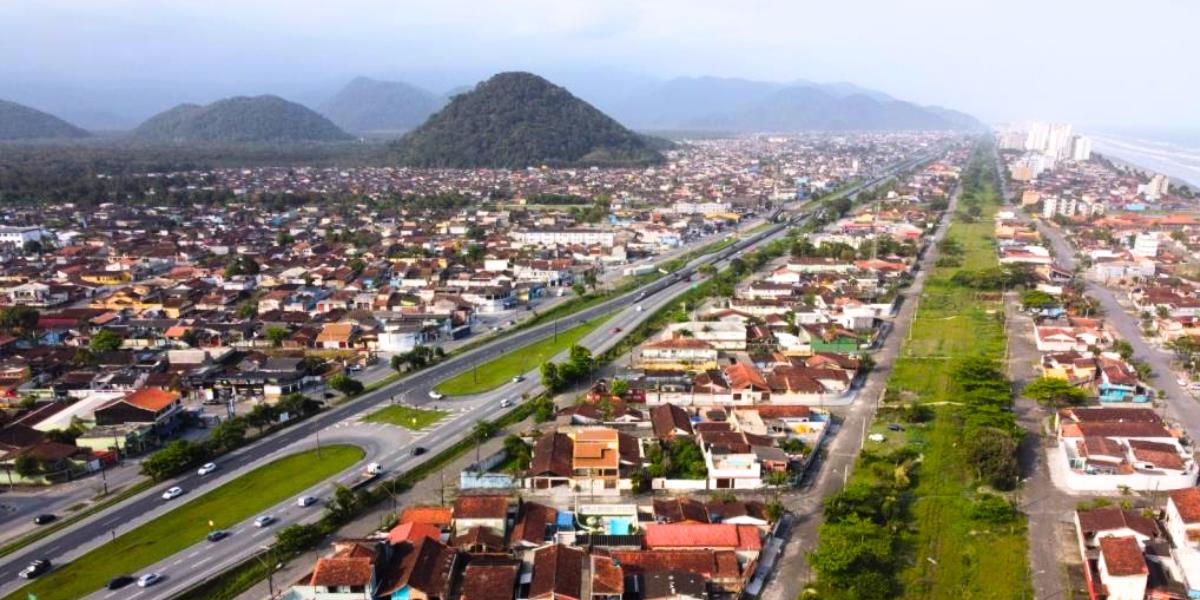 O trecho ferroviário que passa por Mongaguá faz parte do ramal Santos–Cajati, considerado inoperante