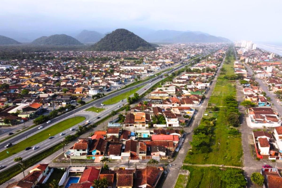 O trecho ferroviário que passa por Mongaguá faz parte do ramal Santos–Cajati, considerado inoperante