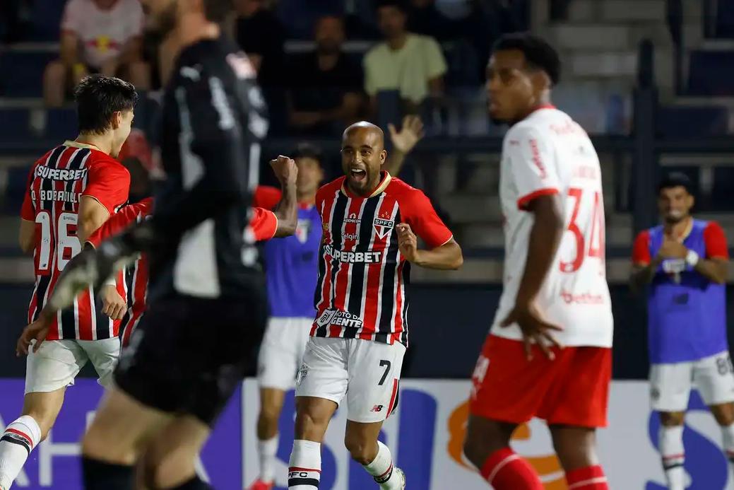 O primeiro classificado foi o São Paulo, que, jogando no Estádio Cícero de Souza Marques, em Bragança Paulista, derrotou o Bragantino pelo placar de 2 a 1