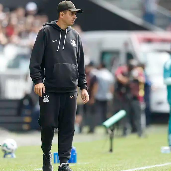Além de Piccinato, deixam a equipe feminina do Corinthians o auxiliar Brenno Basso, o preparador de goleiras Francisco Rodrigues e o preparador físico Luiz Guilherme Gonçalves