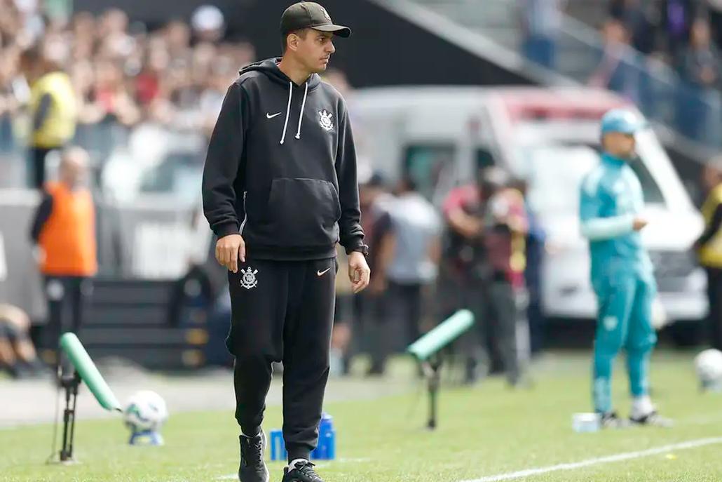 Além de Piccinato, deixam a equipe feminina do Corinthians o auxiliar Brenno Basso, o preparador de goleiras Francisco Rodrigues e o preparador físico Luiz Guilherme Gonçalves