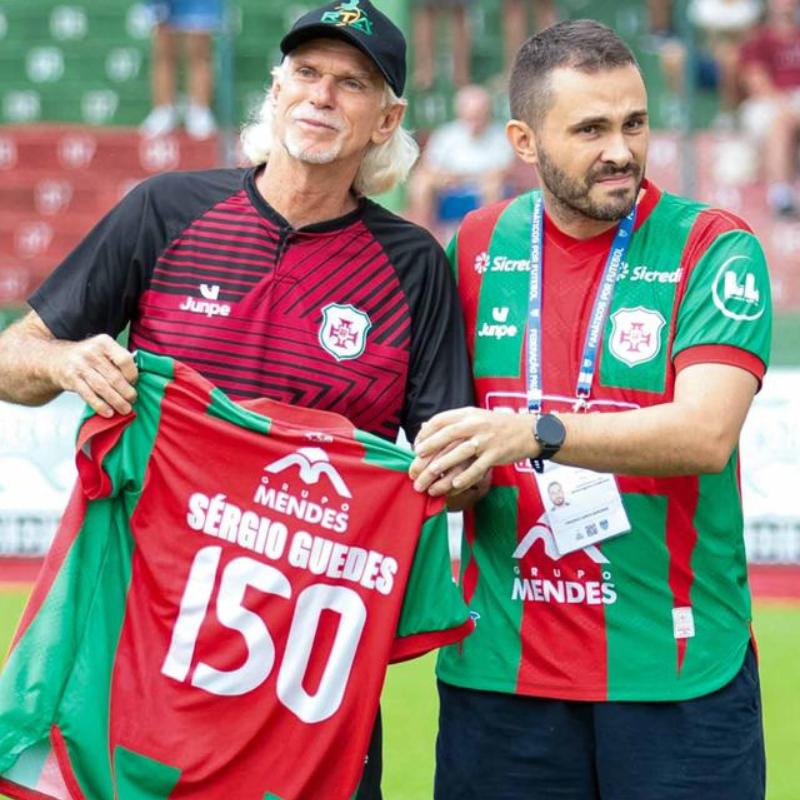 Sérgio Guedes foi homenageado por ter chegado à marca de 150 jogos no comando da Portuguesa Santista