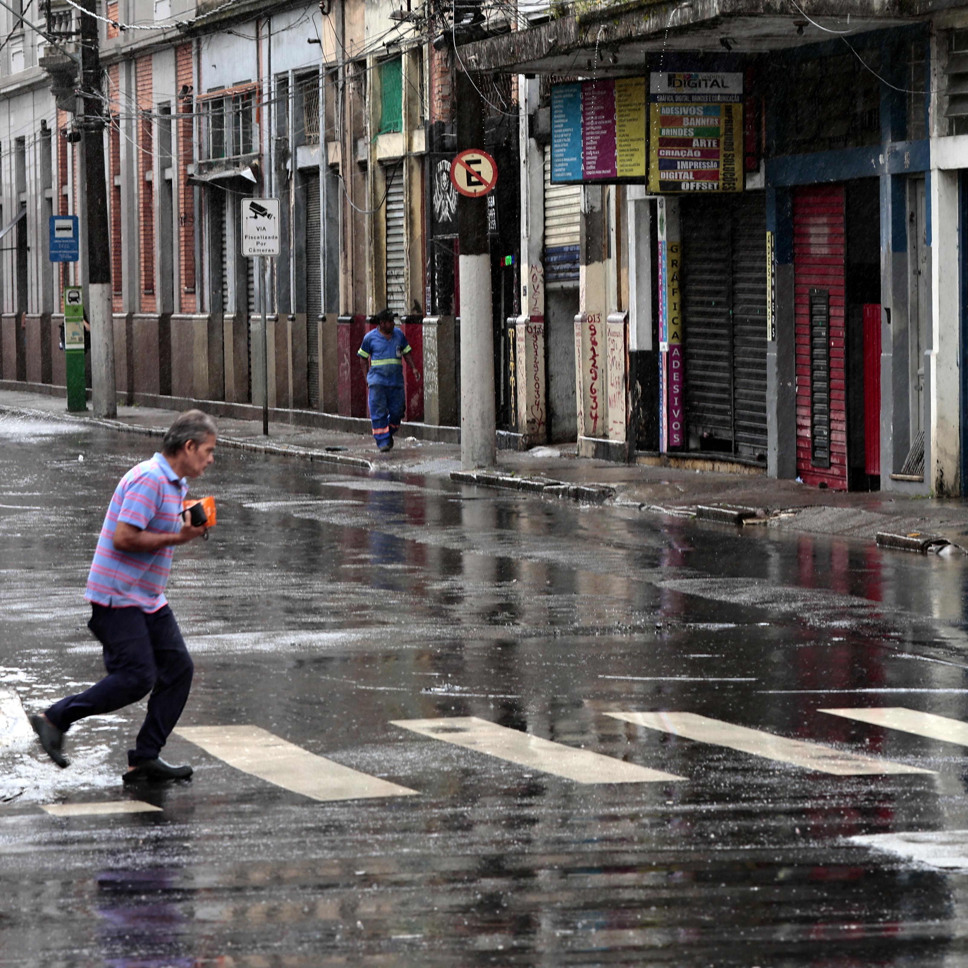 Onde havia semáforos indicando quanto faltava para atravessar sobram situações de risco, como cruzar a rua a pé com sinal aberto a veículos