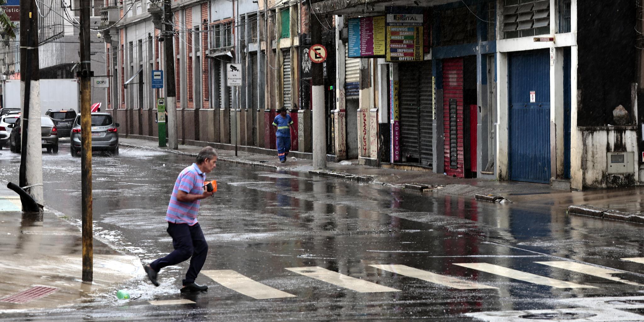 Onde havia semáforos indicando quanto faltava para atravessar sobram situações de risco, como cruzar a rua a pé com sinal aberto a veículos