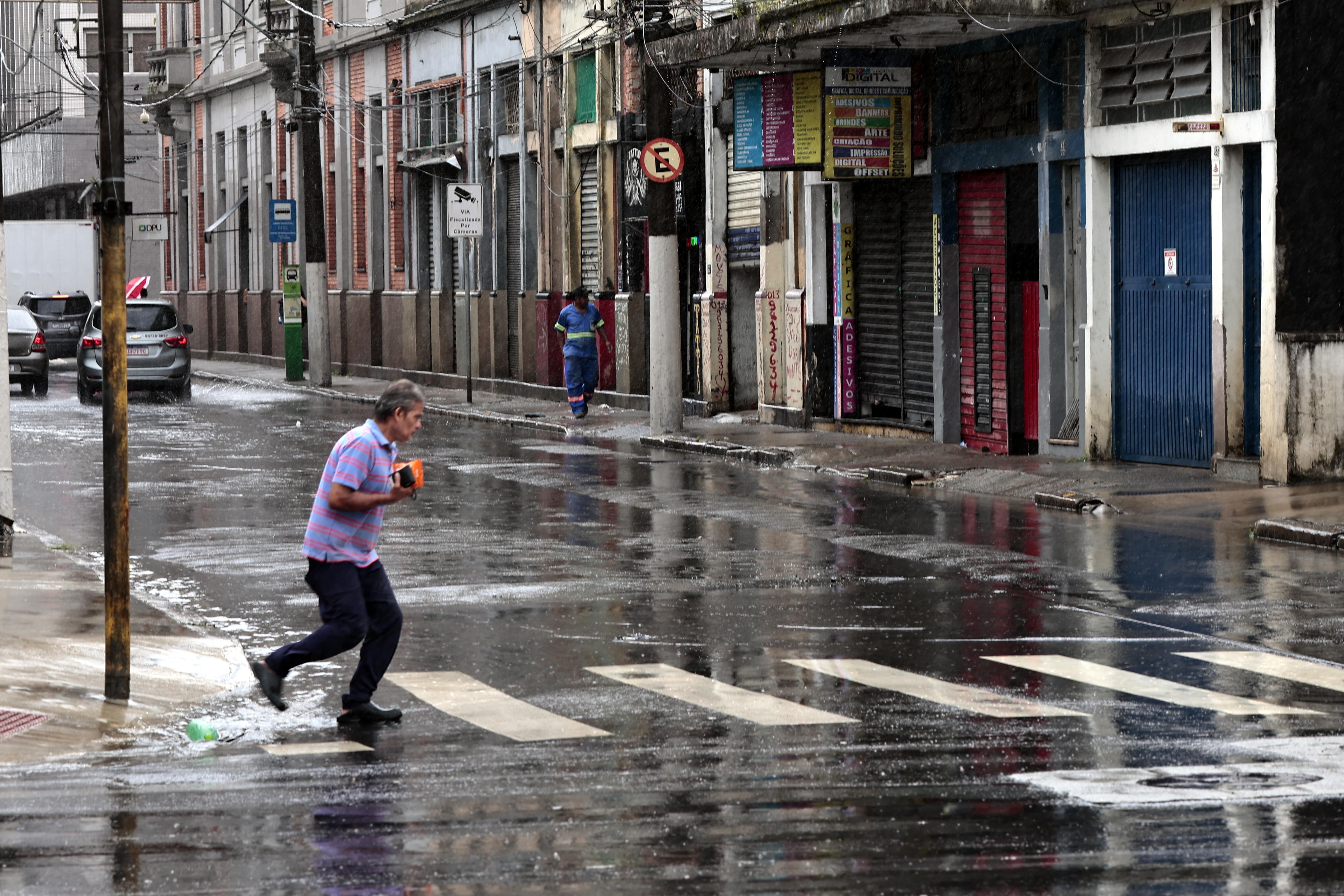 Onde havia semáforos indicando quanto faltava para atravessar sobram situações de risco, como cruzar a rua a pé com sinal aberto a veículos