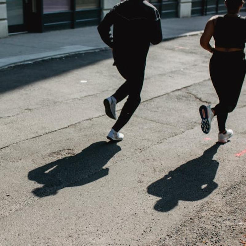 A atividade física exerce um papel fundamental nesse processo ao atuar diretamente na regulação do estresse e no equilíbrio emocional