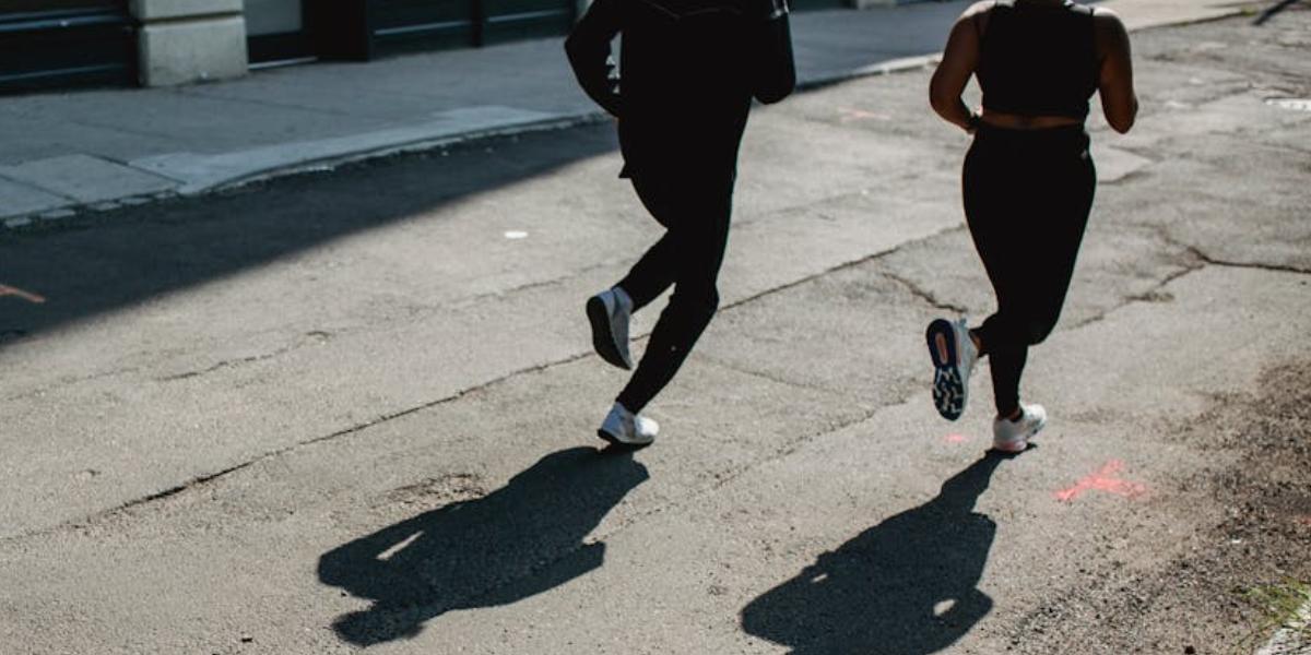 A atividade física exerce um papel fundamental nesse processo ao atuar diretamente na regulação do estresse e no equilíbrio emocional