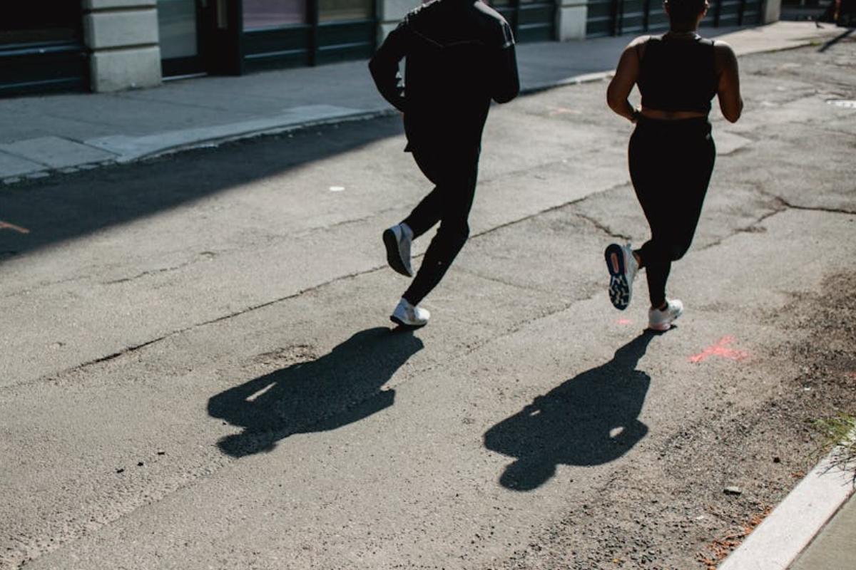 A atividade física exerce um papel fundamental nesse processo ao atuar diretamente na regulação do estresse e no equilíbrio emocional