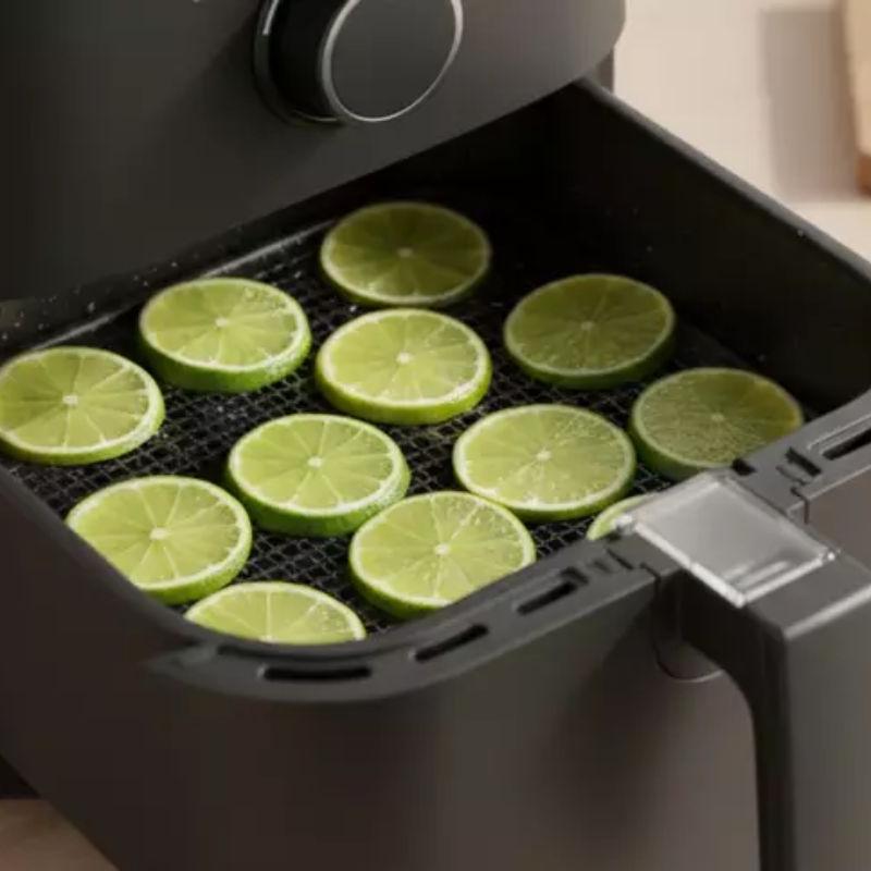 Ingrediente comum na cozinha ajuda a neutralizar odores, soltar gordura e facilitar a limpeza da airfryer de forma rápida e segura