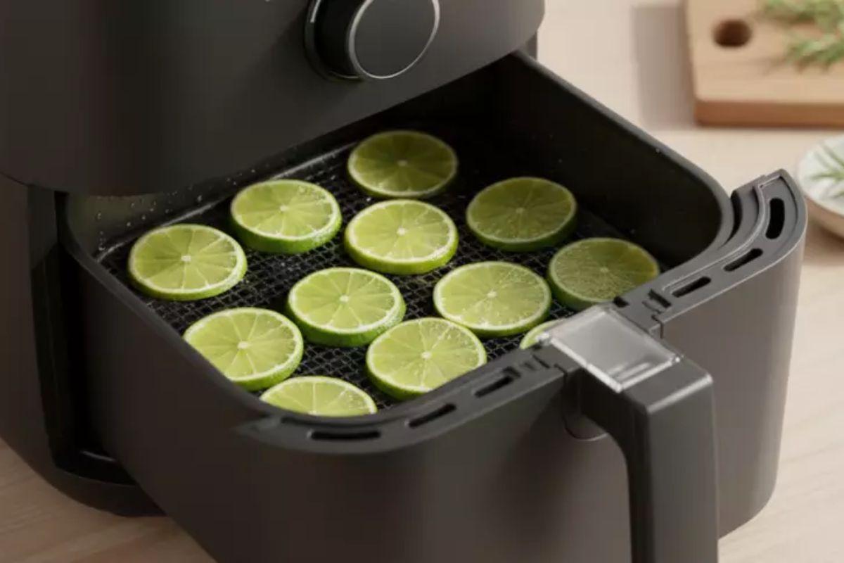 Ingrediente comum na cozinha ajuda a neutralizar odores, soltar gordura e facilitar a limpeza da airfryer de forma rápida e segura