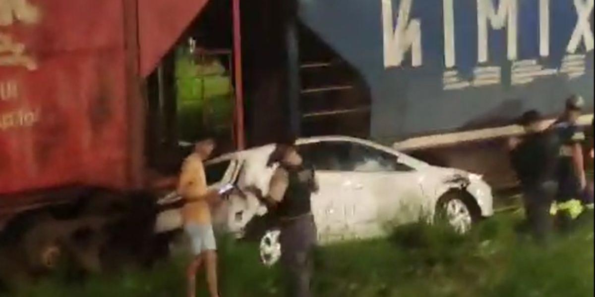 Segundo a concessionária que administra a linha férrea, o motorista ignorou uma ordem de parada, provocando o acidente