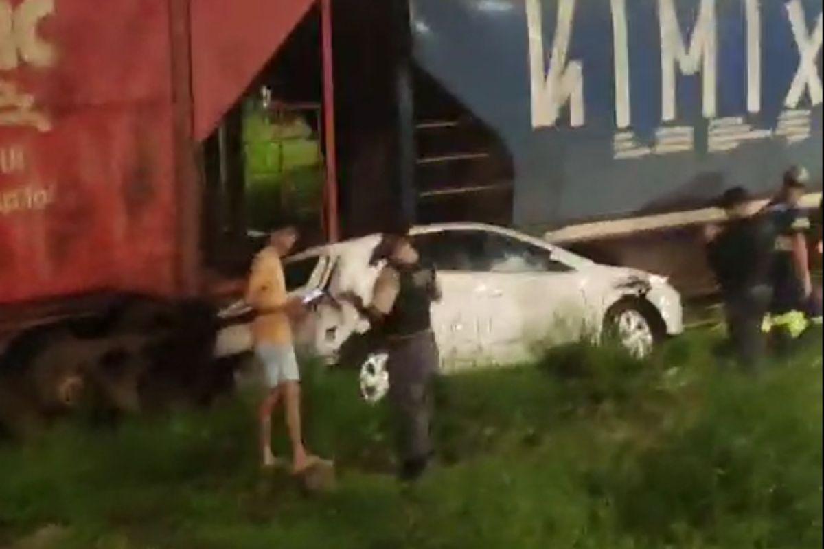 Segundo a concessionária que administra a linha férrea, o motorista ignorou uma ordem de parada, provocando o acidente